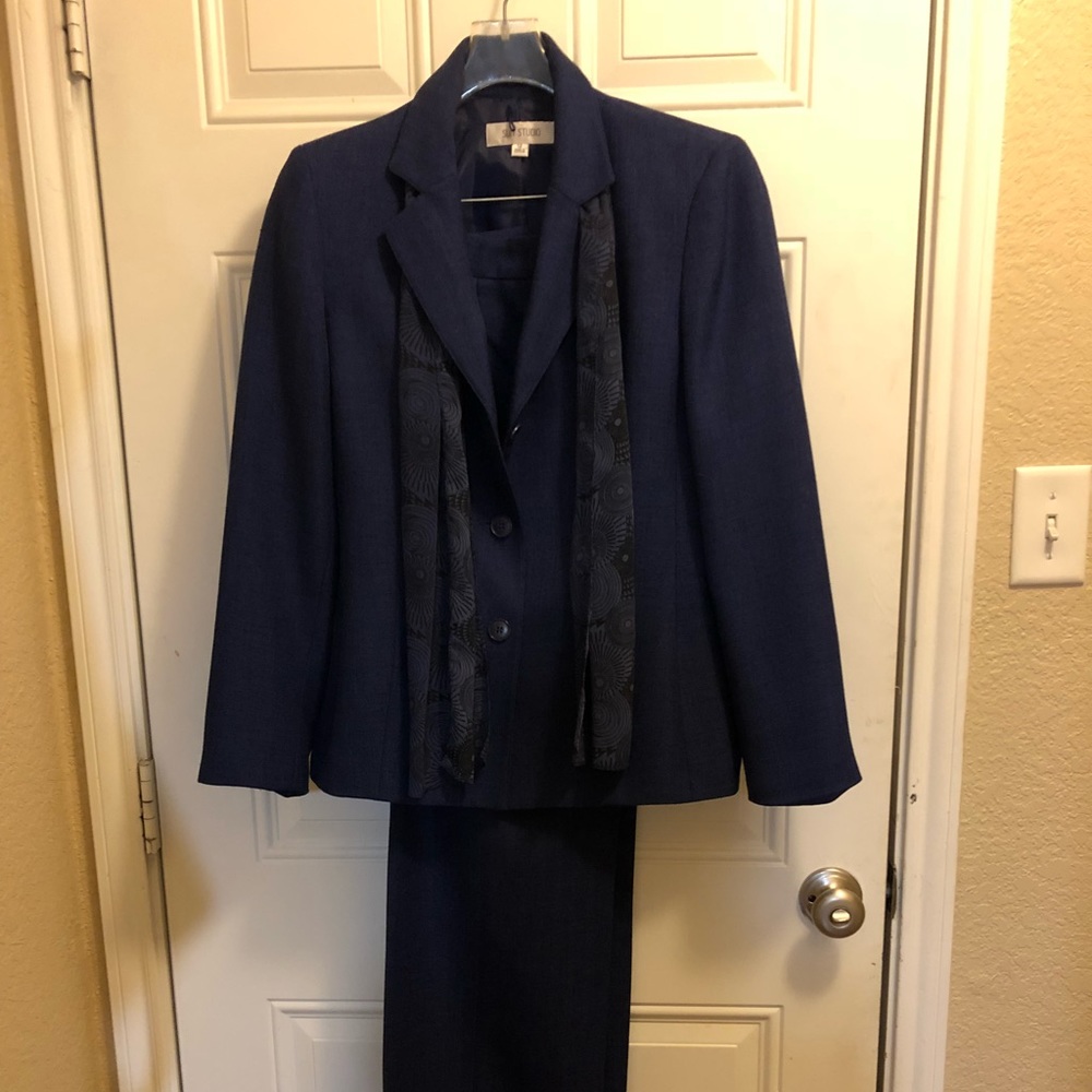 Beautiful fully lined suit by Suit Studio sz 12